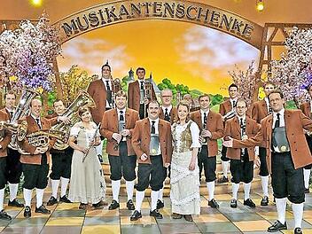 Das Orchester Holger Mück bei einem seiner MDR-Fernsehauftritte.  Foto: privat