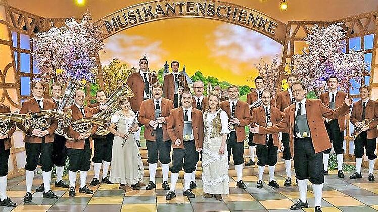 Das Orchester Holger Mück bei einem seiner MDR-Fernsehauftritte.  Foto: privat