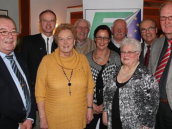 Hans-Dieter Scherpf (v.l.) verlieh die Silbernadel an Dr. Claus Etzel, Christa Etzel, Herbert Karch, Heide Krüger, Hans-Joachim Krüger und Ulrike Hippler. Hierzu gratulierten auch Rudolf Romancyk und Dieter Lotze.