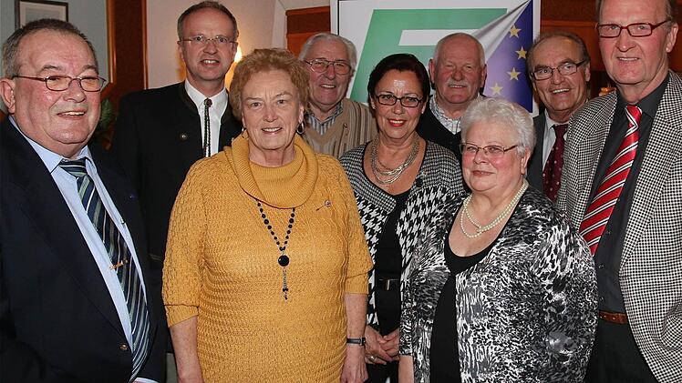 Hans-Dieter Scherpf (v.l.) verlieh die Silbernadel an Dr. Claus Etzel, Christa Etzel, Herbert Karch, Heide Krüger, Hans-Joachim Krüger und Ulrike Hippler. Hierzu gratulierten auch Rudolf Romancyk und Dieter Lotze.