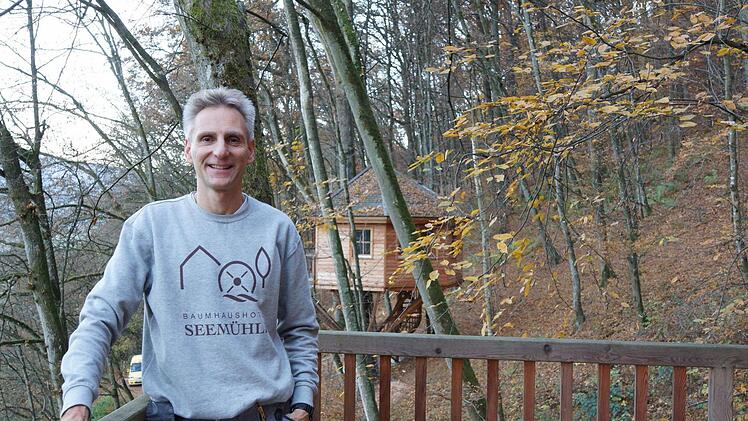 Stephan Schulze auf der Terrasse eines der Baumhäuser. Foto: Arkadius Guzy