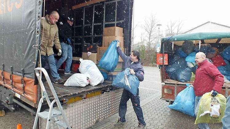Die Spendenbereitschaft überraschte die Helfer. Denn die "Kolpinger" sind nicht die einzigen, die sammeln.  Foto: Manfred Welker