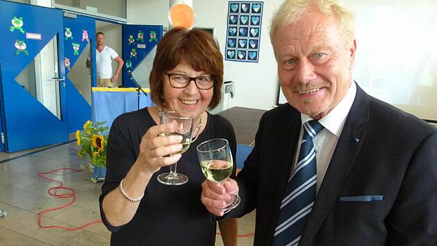 Sie stie&szlig;en noch einmal auf die gute Zusammenarbeit an: Konrektorin Renate K&ouml;hler und Hans Haberzettl Foto: Lothar Weidner