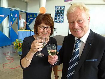 Sie stießen noch einmal auf die gute Zusammenarbeit an: Konrektorin Renate Köhler und Hans Haberzettl Foto: Lothar Weidner