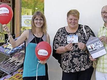 Der Hammelburgerin Renate Falk (Mitte) &uuml;berreichten Ulrike Zehner (links) und Dieter Hohmann (rechts) den Preis.  Foto: Winfried Ehling
