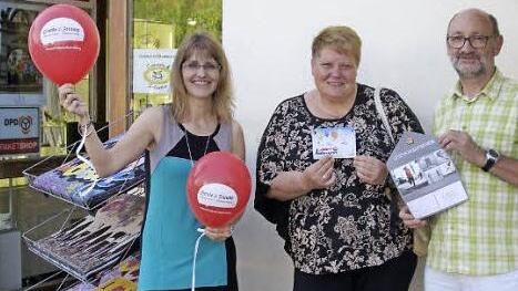 Der Hammelburgerin Renate Falk (Mitte) &uuml;berreichten Ulrike Zehner (links) und Dieter Hohmann (rechts) den Preis.  Foto: Winfried Ehling