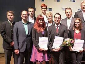 Bayerns Beste aus Oberfranken mit ihren Ausbildern und Vertretern der Unternehmen und Kommunen. Vorne, von links (mit Urkunden) Lena Niklas, Johannes Kraus und Sabrina Watzka. Fotos: Reißaus