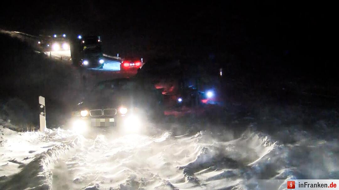 Winterchaos in Hochfranken - Laster und Autos stecken fest - Sturmböen sorgen für Schneeverwehungen - Schnee liegt auf den Straßen mehr als knöchelhoch