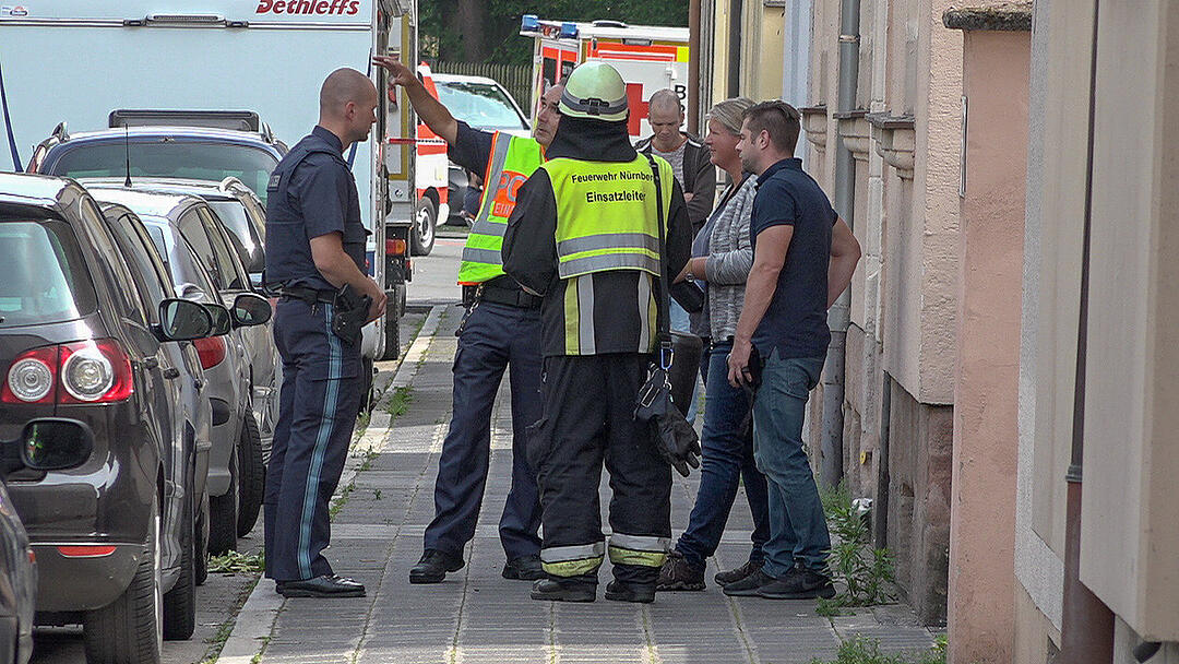 Nürnberg: Feuer in Wohnhaus - Feuerwehr rettet Bewohner