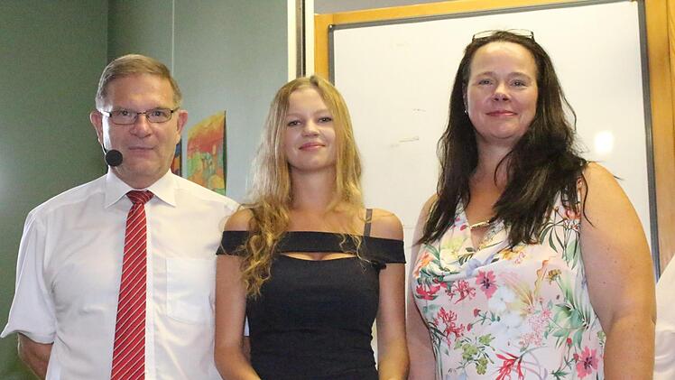 Schulbeste Judith Wicklein mit und Konrektorin Birgit P&ouml;rschke und Rektor Manfred Heinbuch wurde mit dem Ehrenpreis von Ehrenb&uuml;rger Otto Schuhmann ausgezeichnet     .
