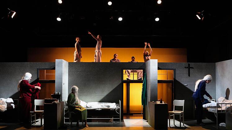 Szene aus "Forgotten Things" im Coburger Theater in der Reithalle.Foto: Henning Rosenbusch