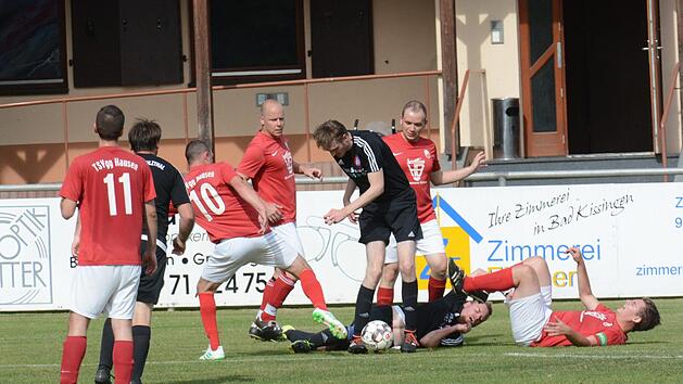 Gro&szlig;es Gewusel: Im Duell um den Ball befinden sich stehend und liegend (von links) Hausens Dominik Paradies, Michael Hetzel, Euerdorfs Andr&eacute; Schmitt, Hausens Christoph Kenner  und am Boden Markus Eichmann. Foto: ssp