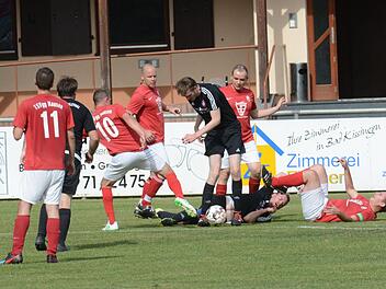 Großes Gewusel: Im Duell um den Ball befinden sich stehend und liegend (von links) Hausens Dominik Paradies, Michael Hetzel, Euerdorfs André Schmitt, Hausens Christoph Kenner  und am Boden Markus Eichmann. Foto: ssp
