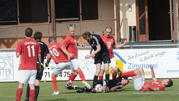 Großes Gewusel: Im Duell um den Ball befinden sich stehend und liegend (von links) Hausens Dominik Paradies, Michael Hetzel, Euerdorfs André Schmitt, Hausens Christoph Kenner  und am Boden Markus Eichmann. Foto: ssp