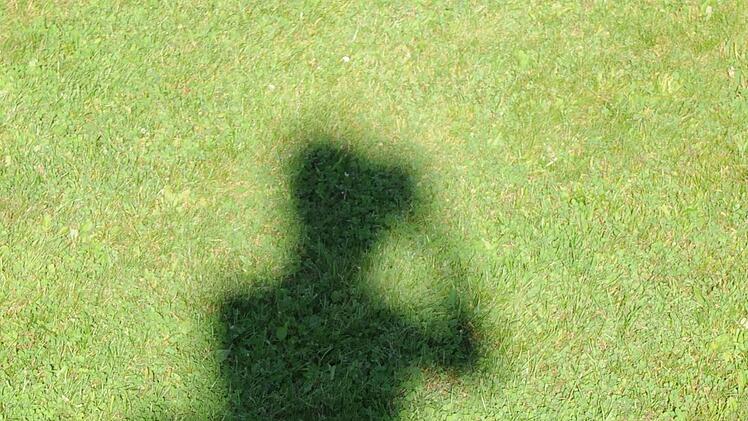 Dieser Schattenfotograf wurde auf dem Oberthulbaer Sportplatz entdeckt.