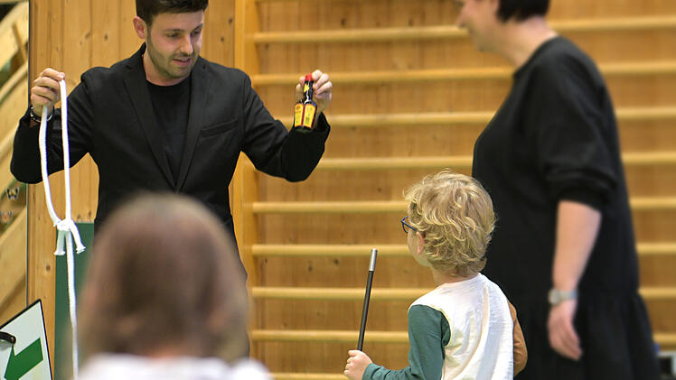 Erlangen: Magische Momente - Zauberer begeistert kranke Kinder mit seiner Mitmach-Show