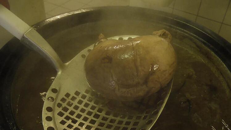 Der Presssack ist im Wurstkessel durchgezogen.  Fotos: Pauline Lindner