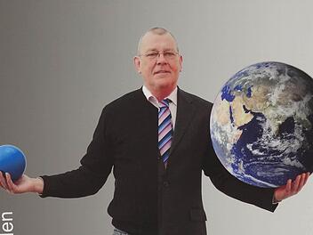 Für Günter war die Welt vorher groß, er war Manager. Heute besteht sie aus einem Gymnastikball. Er weiß nun, wie klein die Welt werden wird. Aber er lebt sein Leben nun einfach anders.  Foto: Johanna Eckert