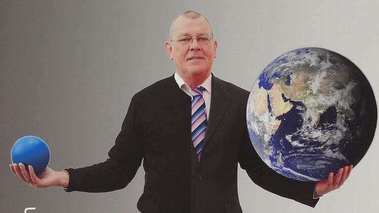 Für Günter war die Welt vorher groß, er war Manager. Heute besteht sie aus einem Gymnastikball. Er weiß nun, wie klein die Welt werden wird. Aber er lebt sein Leben nun einfach anders.  Foto: Johanna Eckert