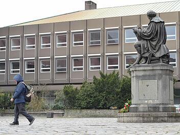 Schön geht anders - der Hans-Sachs-Platz in Nürnberg mit hässlichem Bankgebäude im Hintergrund Foto: Nikolas Pelke