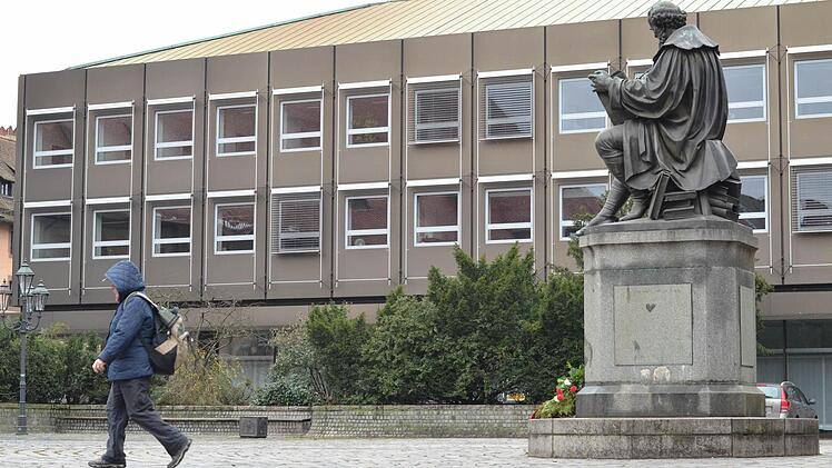Schön geht anders - der Hans-Sachs-Platz in Nürnberg mit hässlichem Bankgebäude im Hintergrund Foto: Nikolas Pelke