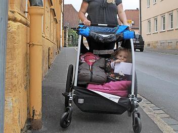 Auch Mutter Carolin Behringer und ihre Töchter Marlene und Charlotte schätzen die barrierefreien Gehwege, wenn sie mit dem Kinderwagen unterwegs sind. Fotos: Lisa Kieslinger