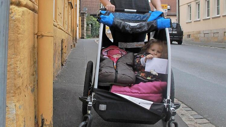 Auch Mutter Carolin Behringer und ihre Töchter Marlene und Charlotte schätzen die barrierefreien Gehwege, wenn sie mit dem Kinderwagen unterwegs sind. Fotos: Lisa Kieslinger
