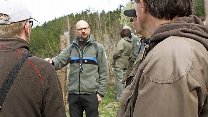 Revierleiter Armin Hanke gab beim Waldbegang Praxisbeispiele.