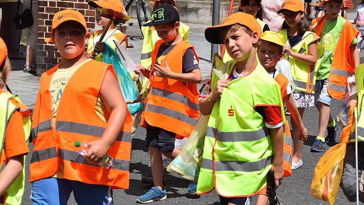 "Rama dama"-Truppe der Grundschule am Markt: Wer die Natur liebt, muss sie auch sauber halten.Foto:Ronald Rinklef