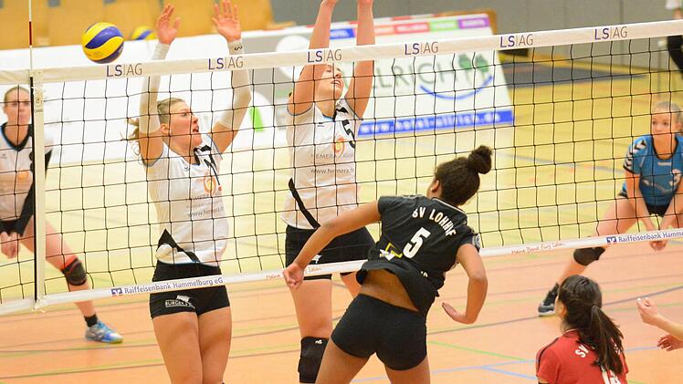 Mal wieder Kleinigkeiten fehlten den Hammelburgerinnen (von links: Jana Baumgart und Carina Keilholz) für ein besseres Abschneiden im Spiel gegen den SV Lohhof II. Foto: ssp