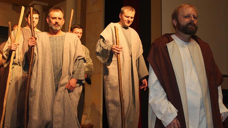 Eindrücke von den Proben zu den Tettauer Passionsspielen. Foto: Veronika Schadeck
