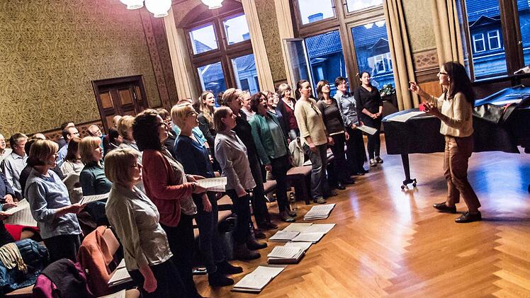 Der Coburger Chor "Unerhört" probt für sein Jubiläumskonzert, das am 24. April im Kongresshaus stattfindet.Foto: Jochen Berger