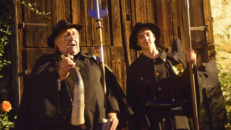 Karl-Heinz Engelhardt und Samuel Schmidt (von links) bei ihrem letzten Auftritt in diesem Jahr.  Foto: Daniela Pondelicek