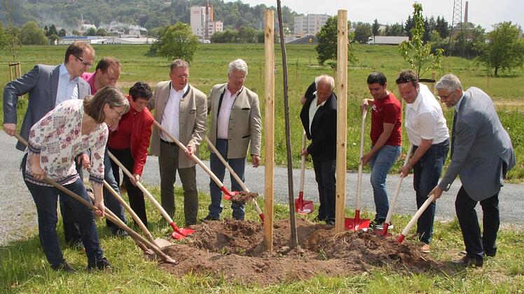 Andrea Künzl, Ralf Hartnack, Ingo Wolfgramm, Inge Aures, Henry Schramm, Ludwig Freiherr von Lerchenfeld, Michael Pfitzner, Khoschnaf Sulaimann, Ingo Lehmann und Benno Strehler (von links) pflanzten gestern symbolisch eine Linde in der Flutmulde. Foto: Anna-Lena Deuerling