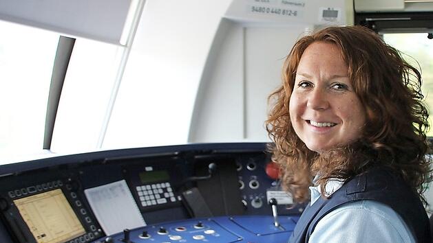 Paulina Ullrich an ihrem Arbeitsplatz im F&uuml;hrerstand: Mit ihren gerade einmal 35 Jahren hat sie schon 15 Jahre Berufserfahrung.