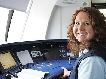 Paulina Ullrich an ihrem Arbeitsplatz im Führerstand: Mit ihren gerade einmal 35 Jahren hat sie schon 15 Jahre Berufserfahrung.