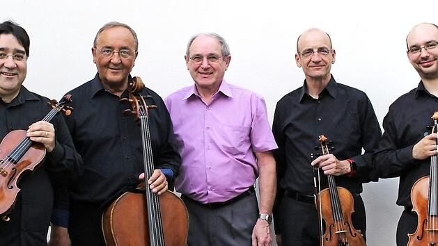Das Bamberger Streichquartett mit Ra&uacute;l Teo Arias, Karlheinz Busch, Andreas Lucke, Branko Kabadaic (von links) sowie Organisator Julian Roth (Mitte) haben f&uuml;r die neue Spielzeit 2017/18 in Schloss Oberschwappach ein abwechslungsreiches Programm erstellt. Foto: C. Reuther