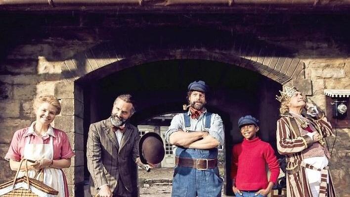 Jim Knopf, sein Freund Lukas (Henning Baum) und und die Dampflok Emma haben die kleine Insel Lummerland verlassen, um das geheimnisvolle R&auml;tsel um Jim Knopfs Herkunft zu l&ouml;sen. Foto: Warner Bros.