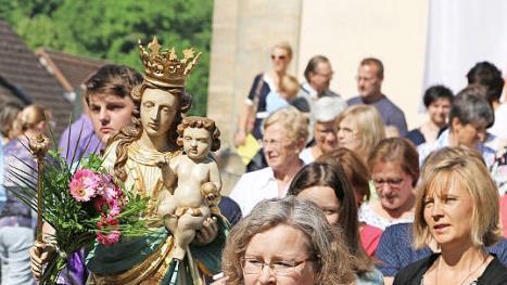 Farbenfroh, die Fronleichnamsprozession in Leutenbach.  Foto: Franz Galster