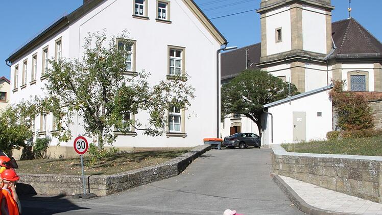 Abschluss des Straßenbaus in Wermerichshausen: Testkrabbeln auf der neuen Straße.Heike Beudert