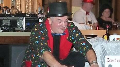 Zauberer Gr&ouml;schy hatte seine Assistentin hypnotisiert. Der Zauberer bewirkte unter Applaus der G&auml;ste, dass sich die am Boden Liegende mehrfach waagrecht anhob. Foto: Franz B&ouml;hmer