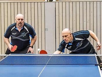 Michael Troll (links) und Anton Magdalener siegten mit dem FC Knetzgau gegen die DJK Happertshausen und stellten somit den Klassenerhalt sicher. Foto: Ryan Evans