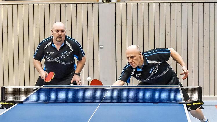 Michael Troll (links) und Anton Magdalener siegten mit dem FC Knetzgau gegen die DJK Happertshausen und stellten somit den Klassenerhalt sicher. Foto: Ryan Evans
