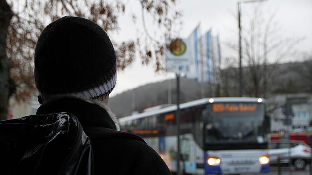 Eine knappe Stunde ben&ouml;tigt der Linienbus 8054 vom Busbahnhof Bad Br&uuml;ckenau bis zum Bahnhof Fulda. Die Fahrzeit verk&uuml;rzt sich im Vergleich zum bisherigen Fahrplan - je nach Verbindung - um bis zu zehn Minuten. Foto: Ulrike M&uuml;ller