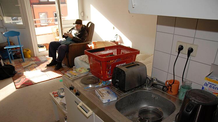 Seinen alten Sessel nennt er seinen einzigen Luxus. Foto: Nikolas Pelke