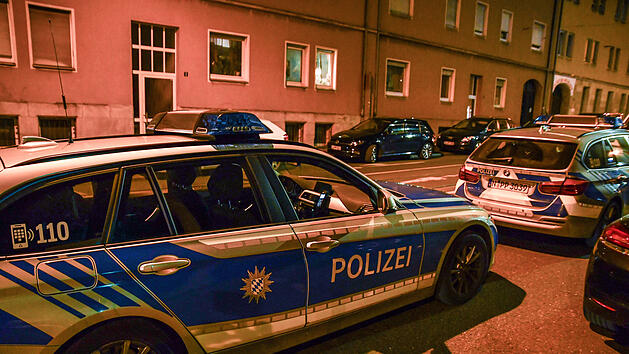 Gr&ouml;&szlig;erer Polizeieinsatz: Anruferin meldet Mann mit Waffe