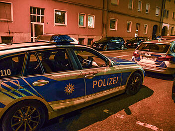 Größerer Polizeieinsatz: Anruferin meldet Mann mit Waffe