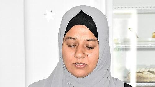 Sanaa Mustafa liest im "Caf&eacute; Clatsch" einen Text mit dem Titel: "Aller Anfang ist schwer" Schreibwerkstatt.