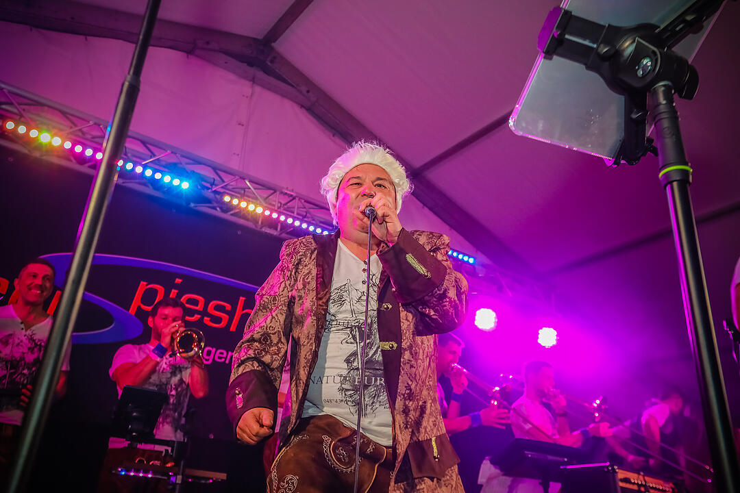 Samstagsparty im Festzelt!