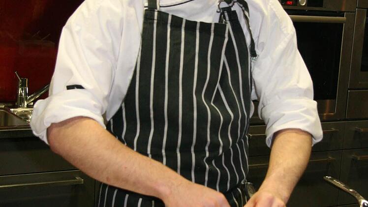 Koch Johannes Wäger ist extra aus Oberammergau nach Wartenfels gezogen, um von Alexander Schütz zu lernen - und bereitete Strammer Max aus Wachteleiern zu .